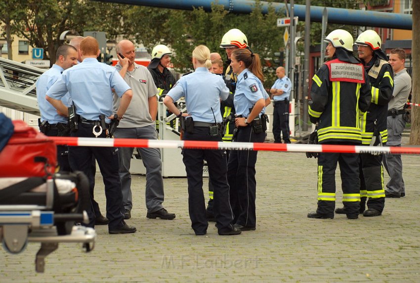 2 Denkmalkletterer hielten Feuerwehr und Polizei in Trapp Koeln Heumarkt P147.JPG